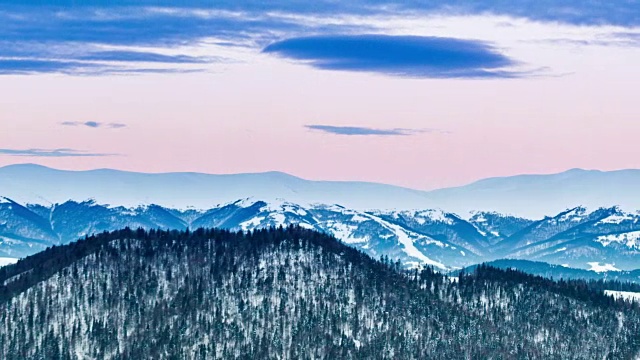 山峰上的雪被风吹走了。冬天的风景。天很冷，下着雪。视频素材