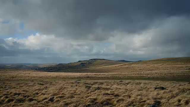 经过野外风景中的阳光山视频素材