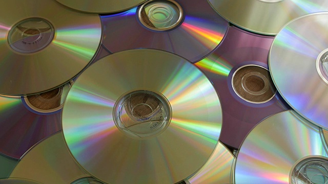 光盘掉到一堆dvd或cd上视频素材画面1