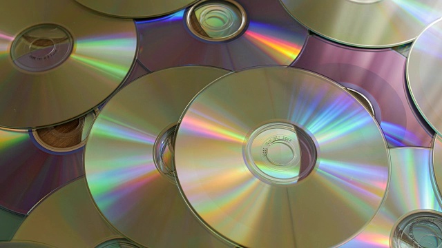 光盘掉到一堆dvd或cd上视频素材画面2