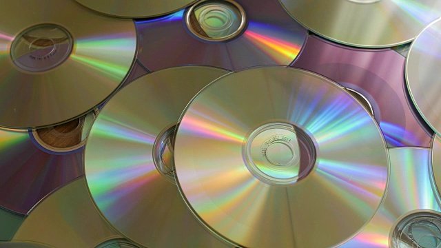 光盘掉到一堆dvd或cd上视频素材画面3