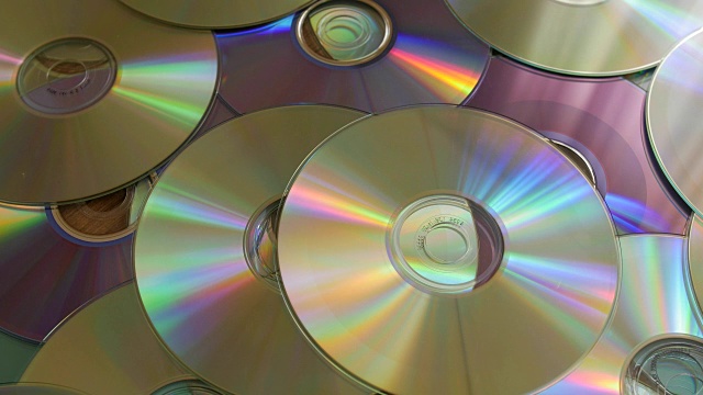 光盘掉到一堆dvd或cd上视频素材画面4
