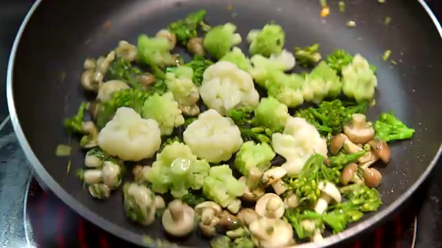 炸蘑菇、大蒜和花椰菜视频素材画面3
