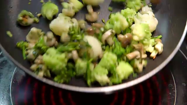 炸蘑菇、大蒜和花椰菜视频素材画面4