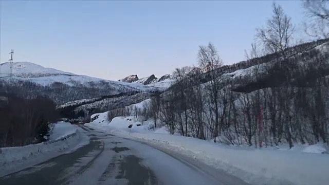 在挪威北部Senja岛一条弯曲的结冰道路上驾驶视频素材