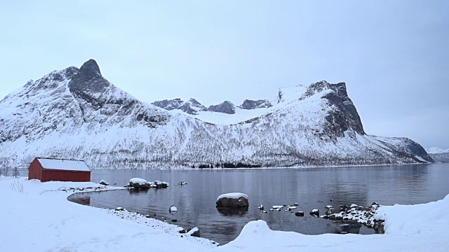 挪威北部Senja岛的伯格斯峡湾山脉视频素材