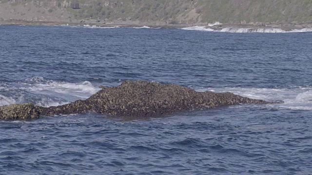 海浪撞击岩石视频下载