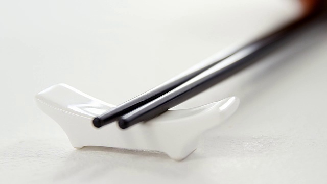黑色的筷子放在筷子架上视频素材画面1