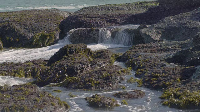 海浪撞击岩石视频素材