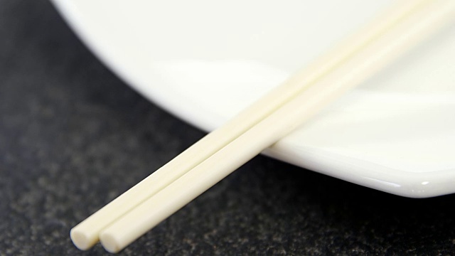 一双筷子和盘子视频素材画面1