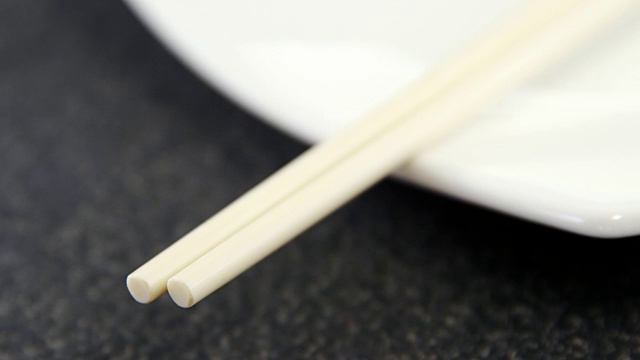 一双筷子和盘子视频素材画面3