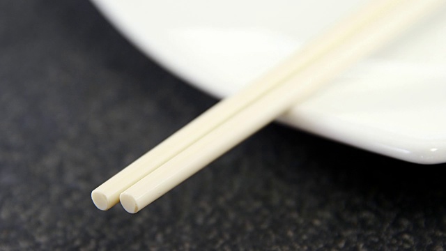 一双筷子和盘子视频素材画面4