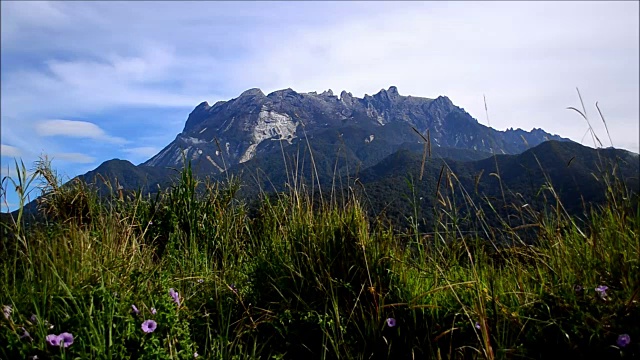 蓝天的基纳巴卢山视频素材