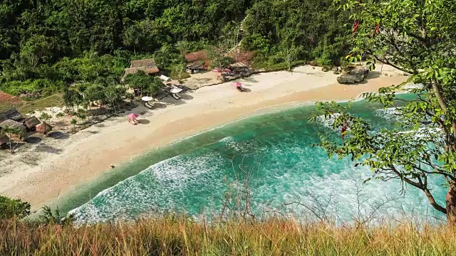 美丽的白色海浪翻滚到阿图海滩。印尼巴厘岛努沙佩尼达泻湖清澈纯净透明的水视频素材