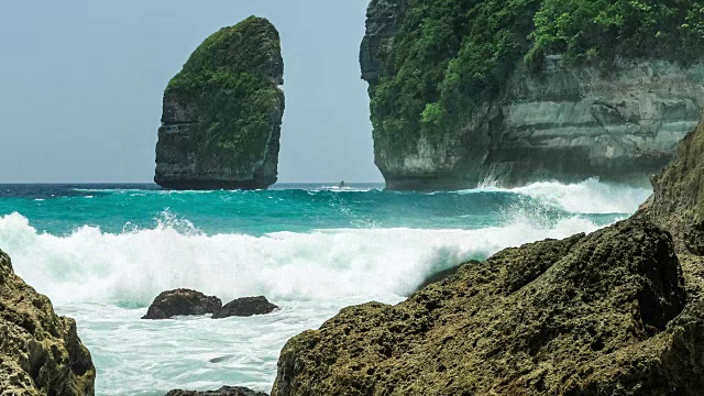 Tembeling海岸线上的岩石。海浪向努沙佩尼达岛海岸移动。印度尼西亚巴厘岛视频素材