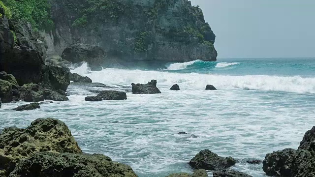 海浪袭击了印尼巴厘岛努沙佩尼达岛的Tembeling海岸线视频素材