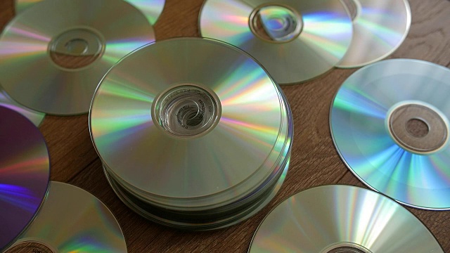 光盘掉到一堆dvd或cd上视频素材画面1