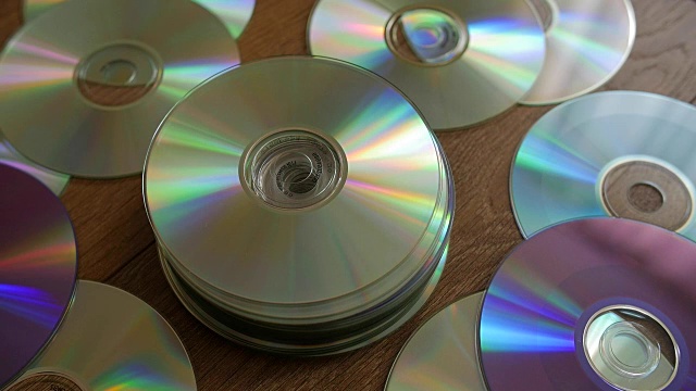 光盘掉到一堆dvd或cd上视频素材画面3