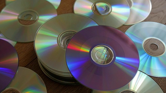 光盘掉到一堆dvd或cd上视频素材画面4