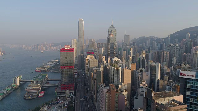 中国日落光香港城市维多利亚港工业湾空中全景4k视频素材