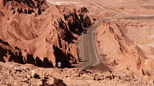 汽车经过阿塔卡马沙漠风景如画的道路靠近圣佩德罗德阿塔卡马镇。视频素材