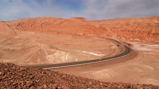 汽车经过阿塔卡马沙漠的道路。视频素材