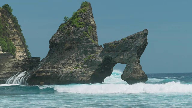 印度尼西亚努沙佩尼达岛的阿图海滩上，巨浪冲击着海洋中的岩石视频素材