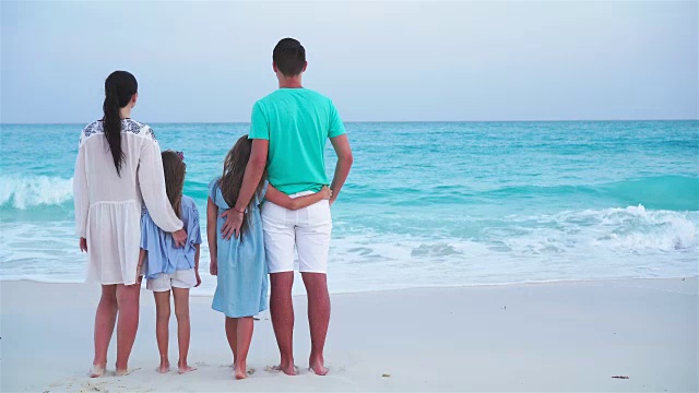 家庭海滩度假视频素材画面2