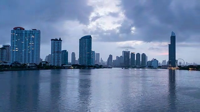 4K延时缩小:天气变化为雨与城市景观背景。视频素材