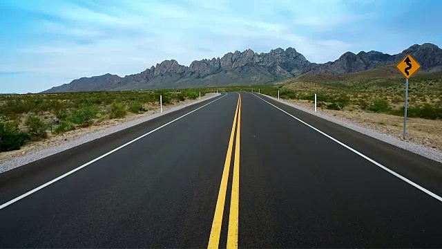 沙漠空旷的高速公路中心车道步行从脚向上看的标志视频素材画面1