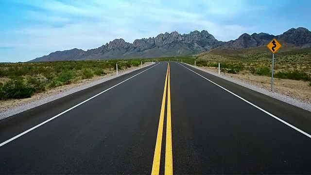 沙漠空旷的高速公路中心车道步行从脚向上看的标志视频素材画面2