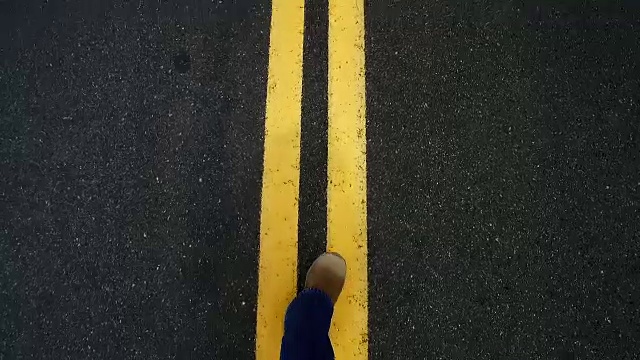 沙漠空旷的高速公路中心车道步行从脚向上看的标志视频素材画面3