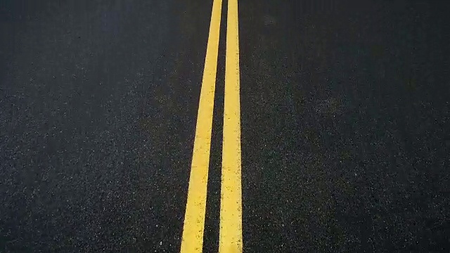 沙漠空旷的高速公路中心车道步行从脚向上看的标志视频素材画面4