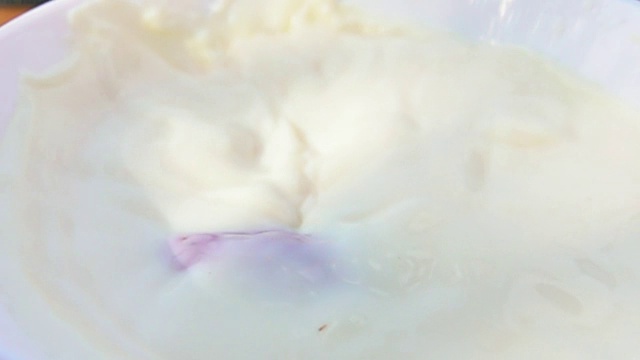 一半草莓和奶油一起掉在碗里视频素材画面3