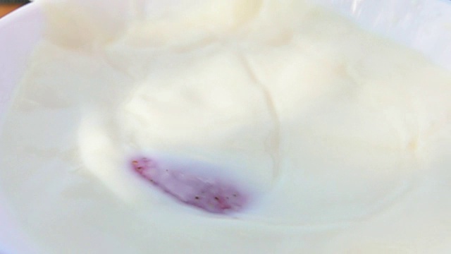 一半草莓和奶油一起掉在碗里视频素材画面4