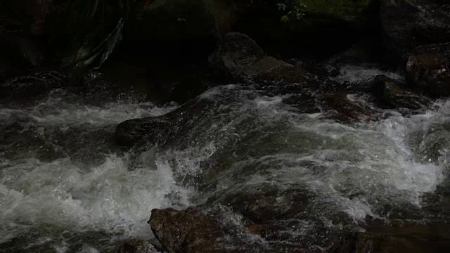 河水在岩石上流动的速度很慢视频素材