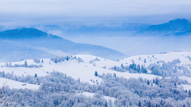 山峰上的雪被风吹走了。冬天的风景。天很冷，下着雪。视频素材