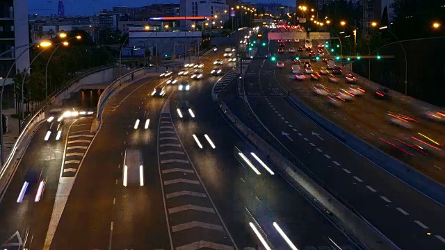 黄昏的交通场景。长时间的曝光。时间流逝视频素材