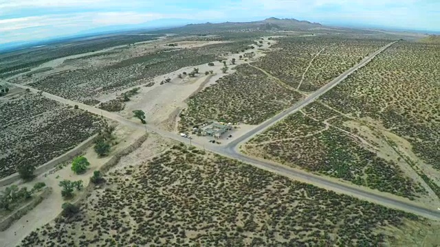 沙漠中的十字路口。鸟瞰图。在日落时分，汽车行驶在空旷的乡村道路上视频素材