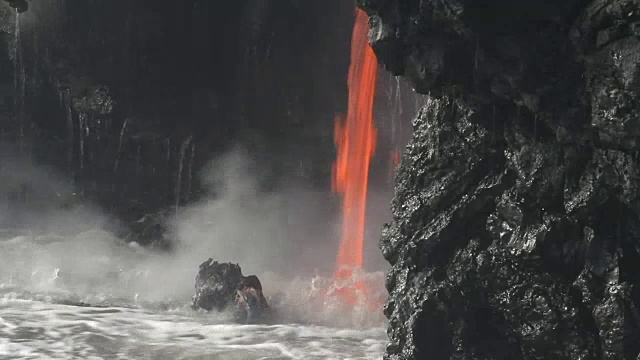 夏威夷:熔岩流入汹涌的大海视频素材