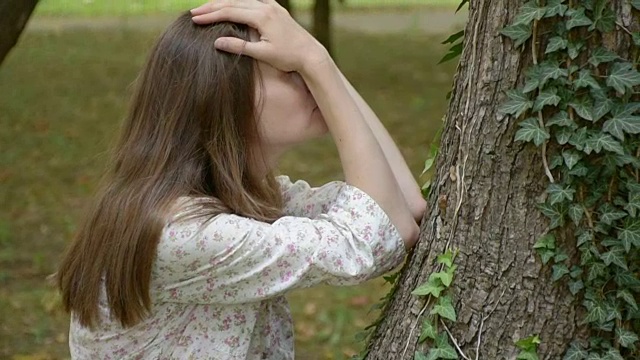 年轻女子沉思的脸，特写视频素材