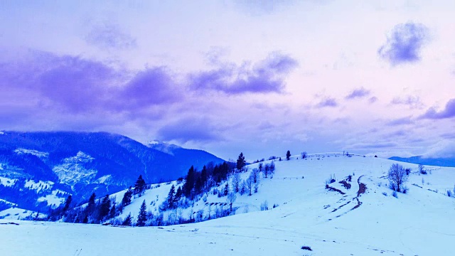 山峰上的雪被风吹走了。冬天的风景。天很冷，下着雪。视频素材