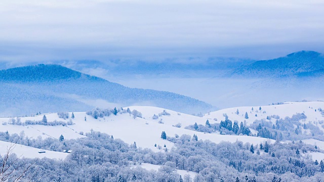 山峰上的雪被风吹走了。冬天的风景。天很冷，下着雪。视频素材