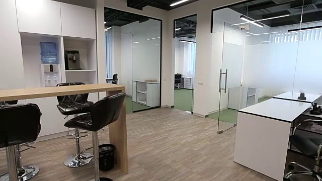 替身。现代办公室内部。光滑的运动。商务中心。视频素材画面2