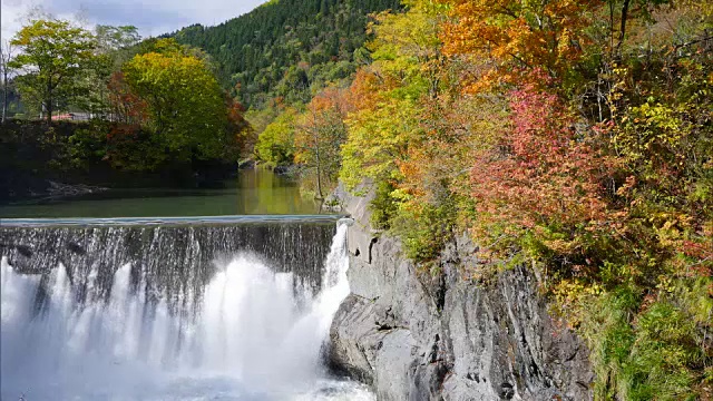 北海道金泉峡的落叶瀑布视频素材