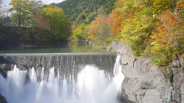 北海道金泉峡的落叶瀑布视频素材