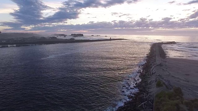 Coquille河灯塔鸟瞰图视频素材