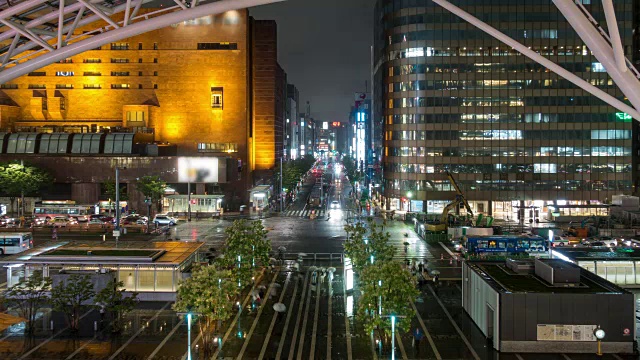 城市景观的时间流逝。车行小道，人们在雨中行走视频素材