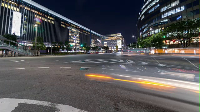 长时间曝光的汽车灯光轨迹和照明建筑，城市场景视频素材