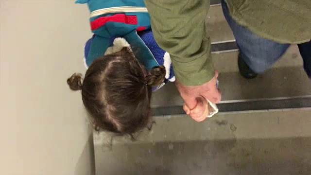 爸爸和女儿正在上楼视频素材画面2